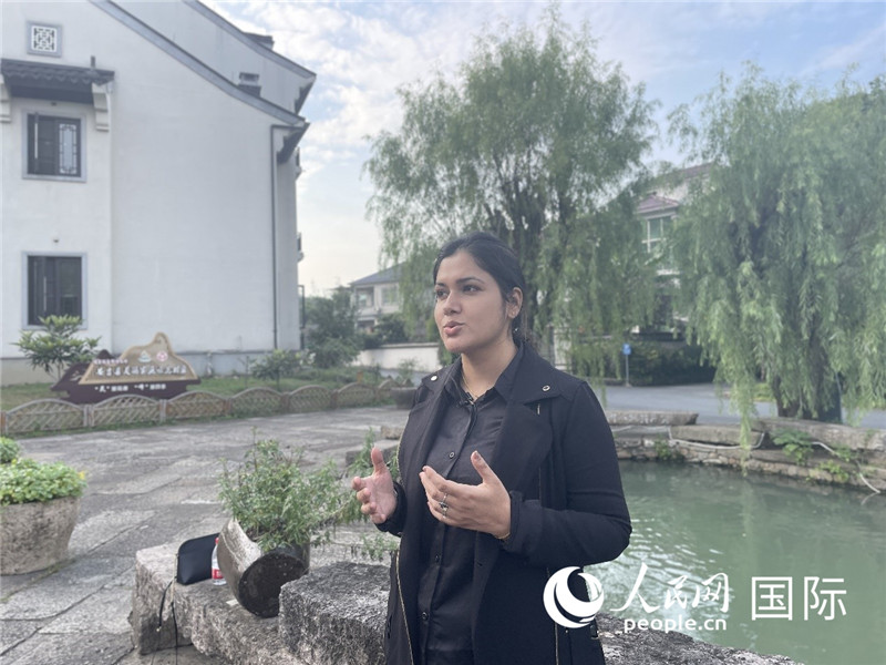 孟加拉国channel 24电视频道主持人伊斯拉特·阿敏在安吉接受记者采访。人民网记者 张荣摄